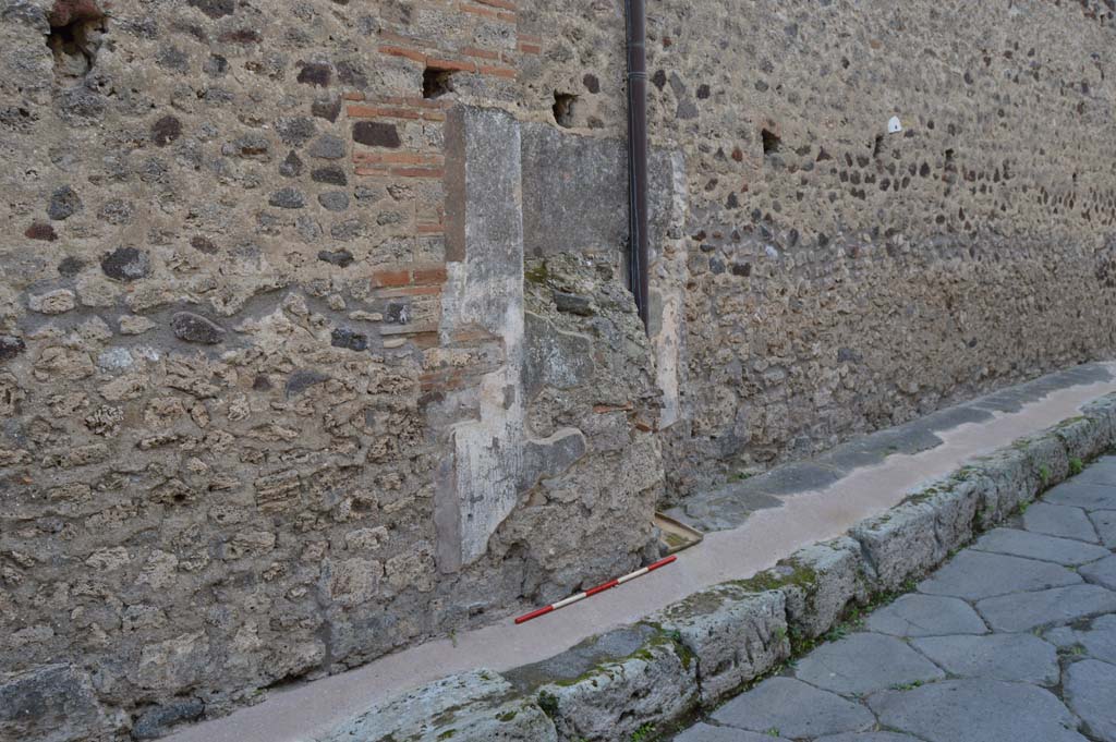 IX.2.19, Pompeii. October 2018. Looking north along west wall on Vicolo di Tesmo, with painted street shrine, in centre.
Foto Taylor Lauritsen, ERC Grant 681269 DCOR.
