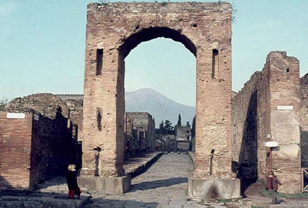 Arch of Caligula, Pompeii. January 1977. Looking north to Via Mercurio. Photo courtesy of David Hingston.

