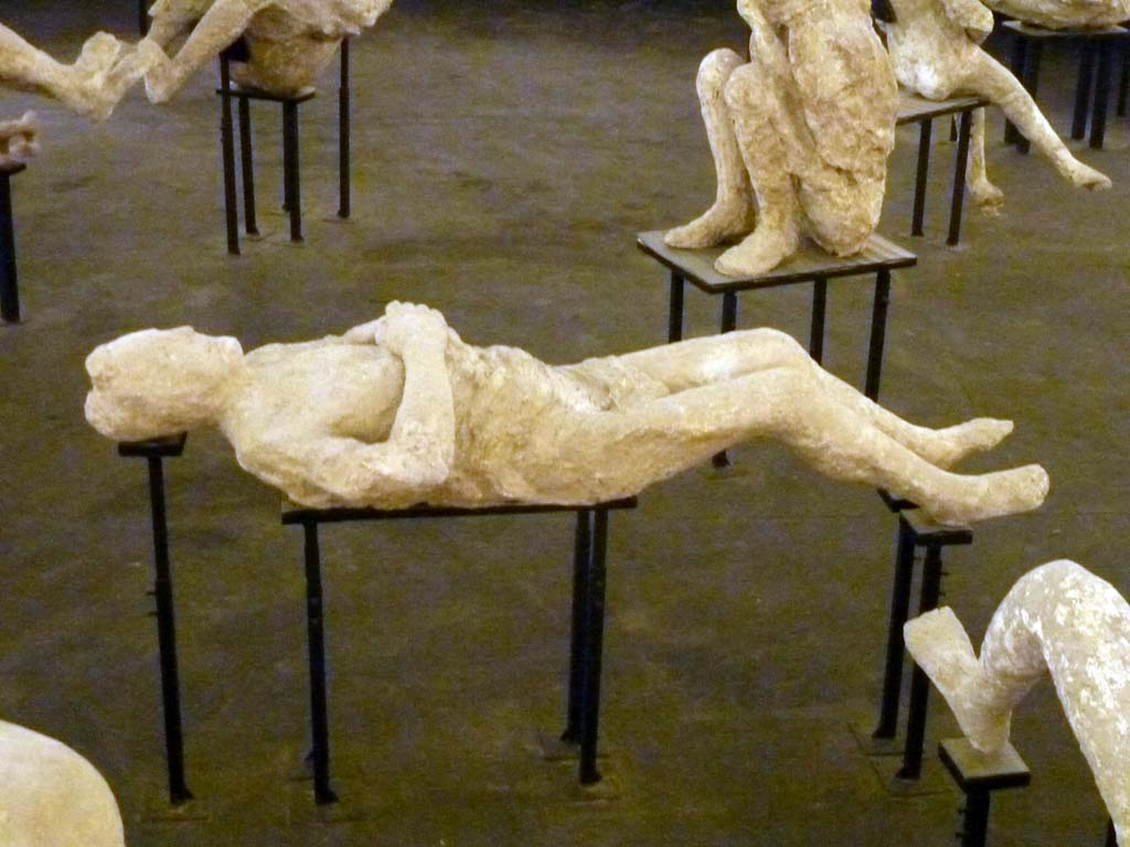 Pompeii Stabian Gate. September 2015. Side view of plaster cast of supine man, numbered 13. 
Exhibits from the Summer 2015 exhibition in the amphitheatre.

