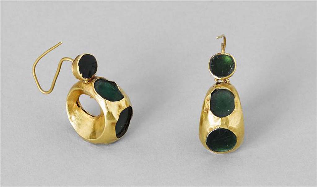 Victim 16. Villa della Pisanella, Boscoreale. Gold earrings with green (glass according to Louvre) inserts found next to victim 16. 
Now in the Louvre. Inventory numbers BJ408 and BJ409. Photo © RMN-Grand Palais (musée du Louvre) / Tony Querrec.

