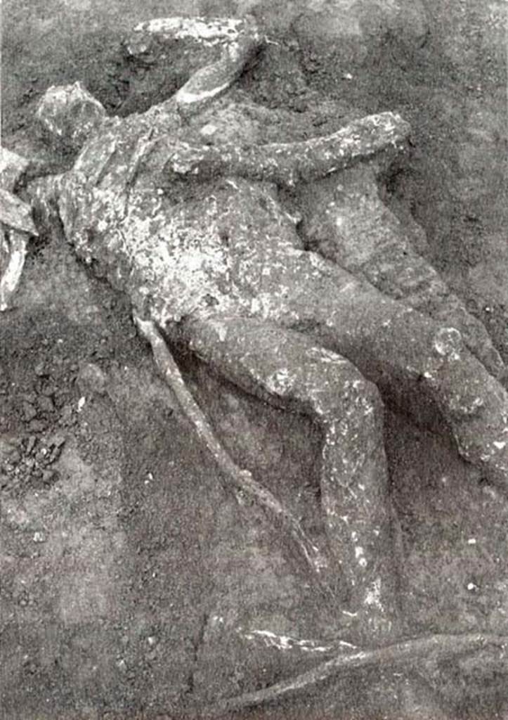 Cast of victim 55 found outside Porta Nola near tomb of Obellius Firmus. 1976.
See De Caro S., 1979. Scavi nell’area fuori Porta Nola a Pompei: Cronache Pompeiane V, (fig. 25).

