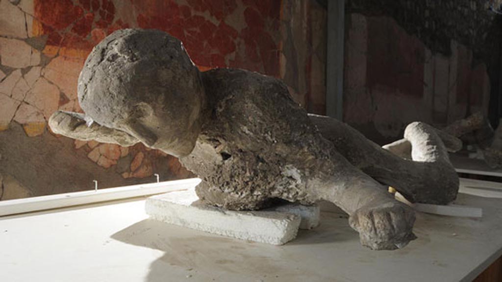 Victim 68. 2015. Cast during restoration.
Victim 68 is probably a male over the age of 20 years. 
The body was found in room 19 of VII.16.17 Casa di Maius Castricius, probably the same room as victim 69, between 1958 and 1980.
Overall, the body has no anatomical details and in particular the face appears completely artificial.
See Osanna, N., Capurso, A., e Masseroli, S. M., 2021. I Calchi di Pompei da Giuseppe Fiorelli ad oggi: Studi e Ricerche del PAP 46, p. 478-9, Calco n. 68.
