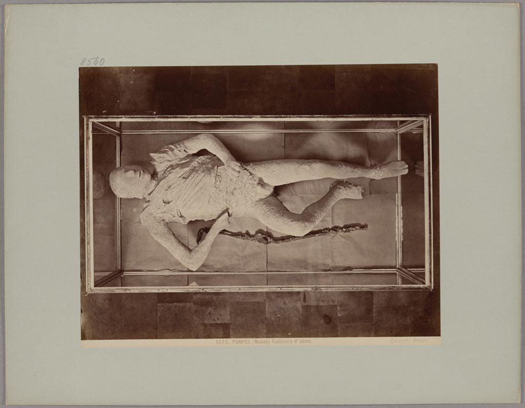 Victim 9, in display case, ca. 1870–1880. Photo Edizioni Brogi: 5573, POMPEI. (Museo) Cadavere d'uomo.
Photo courtesy of Städel Museum, Frankfurt am Main, inventory number St.F.1805.
