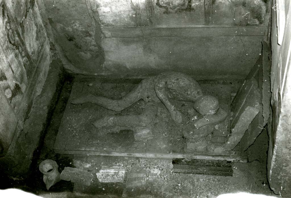 V.3.2 Pompeii. 1902. Possible victim number 3. 1968. I.8.17 Casa dei Quattro Stili, cubiculum NE of atrium, cast of Calco G from above.  
This cast is not from this house but is still in the same room as it was in the Jashemski photograph of 1959 below.
Photo courtesy of Anne Laidlaw.
American Academy in Rome, Photographic Archive. Laidlaw collection _P_68_14_26.  
The victim is thought to be a male and appears to have drapery rolled up at the waist.
There is no record of the find date or location.
See Osanna, N., Capurso, A., e Masseroli, S. M., 2021. I Calchi di Pompei da Giuseppe Fiorelli ad oggi: Studi e Ricerche del PAP 46, p. 554-5, Calco G.

