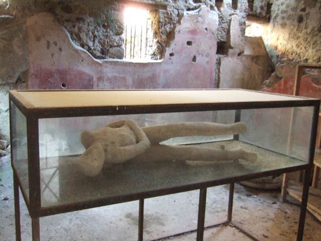 Villa of Mysteries, Pompeii. May 2006. Victim 26. Room 32. The cast was initially recognized as the body of an adolescent young girl with slender legs.
It is now thought possibly to be a male over 20 years of age.
See Osanna, N., Capurso, A., e Masseroli, S. M., 2021. I Calchi di Pompei da Giuseppe Fiorelli ad oggi: Studi e Ricerche del PAP 46, p. 380.
