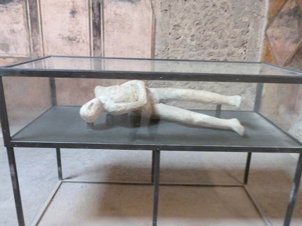 Villa of Mysteries, Pompeii. September 2015. Victim 26. Body-cast on display in the north-east corner of the atrium.