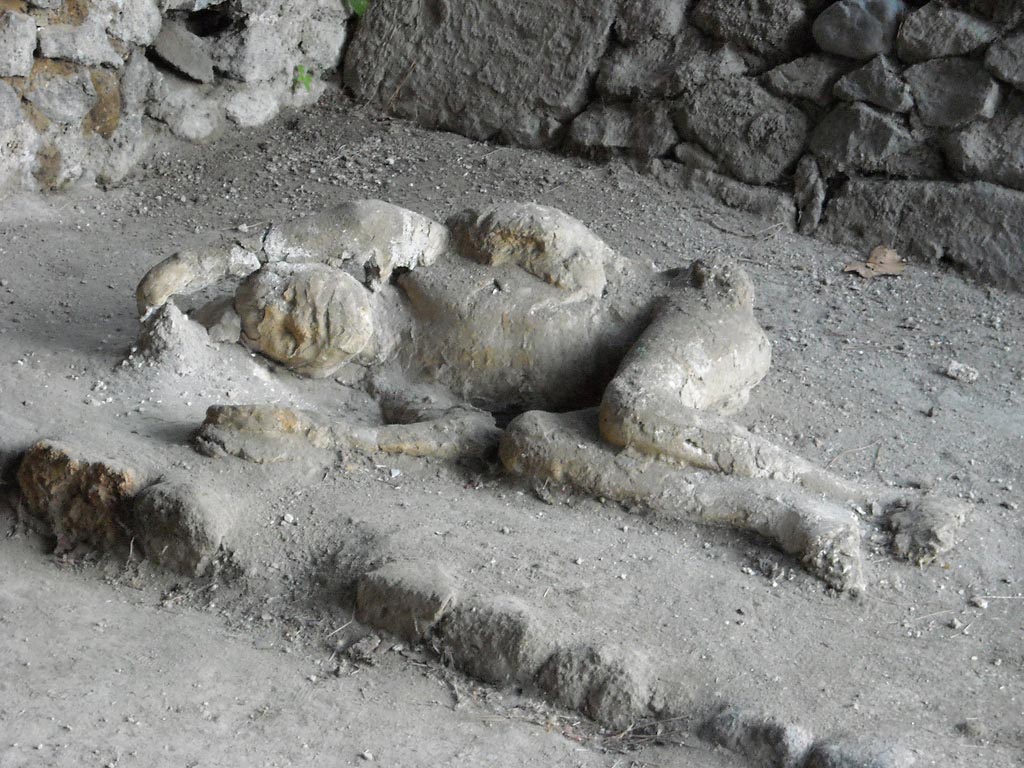Victim 33. Pompeii, outside Porta Nocera. Front view of plaster cast of a fourth fleeing victim found in April 1957. 