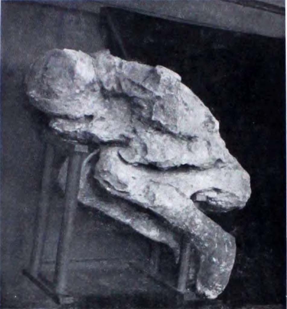 Victim 28. 1939 NdS photo. Cast of man, leaning against the wall, kneeling, crouching on the ground, with his head folded forward, bent almost between his knees, for the better protection of himself with his hands and cloak against the inhalation of asphyxiating gases.
See Notizie degli Scavi di Antichità, 1939, p. 226, fig. 34.

