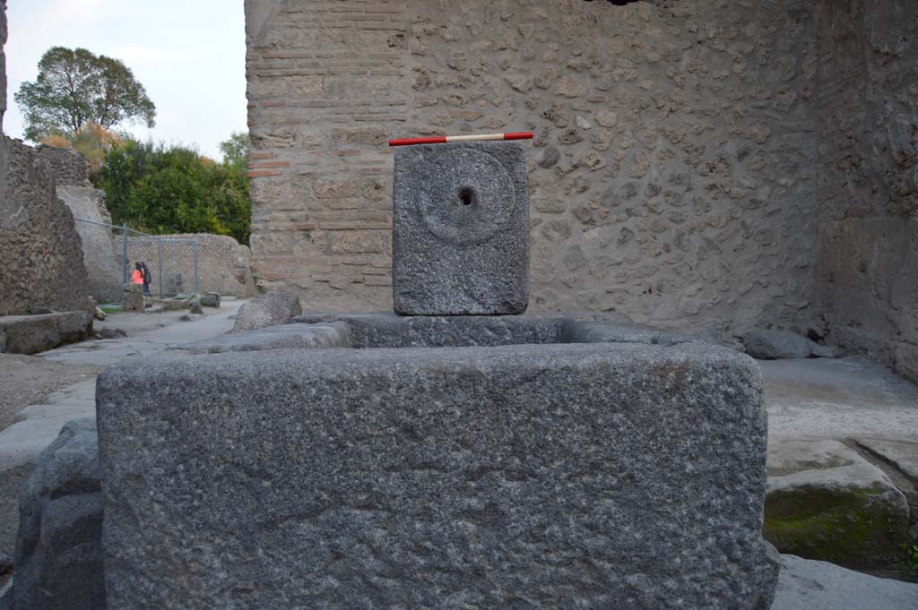 Fountain at I.10.1 Pompeii. October 2017. North side of fountain.
Foto Taylor Lauritsen, ERC Grant 681269 DCOR.

