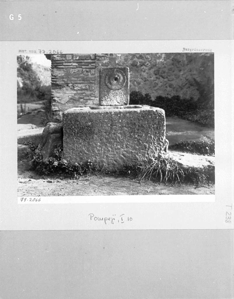 Fountain at I.10.1 Pompeii. 1977?
DAIR 77.2066. Photo  Deutsches Archologisches Institut, Abteilung Rom, Arkiv. 
Foto Taylor Lauritsen, ERC Grant 681269 DCOR.
