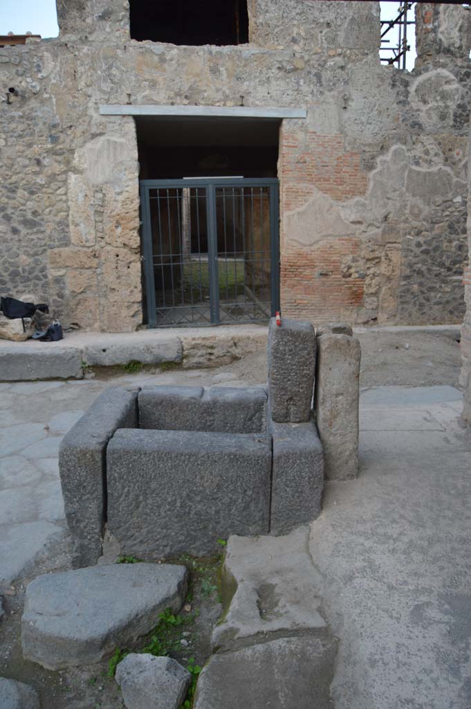 Fountain at I.10.1 Pompeii. October 2017. West side of fountain.
Foto Taylor Lauritsen, ERC Grant 681269 DCOR.
