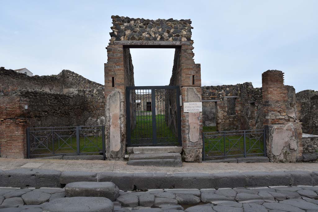 I.4.5, in centre, with I.4.6, on left, and I.4.4, on right, Pompeii. March 2018. Looking east to entrances.
Foto Tobias Busen, ERC Grant 681269 DCOR.

