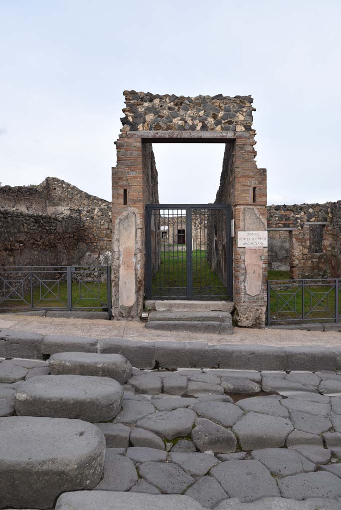 I.4.5 Pompeii. March 2018. Looking east on Via Stabiana through entrance doorway.
Foto Tobias Busen, ERC Grant 681269 DCOR
