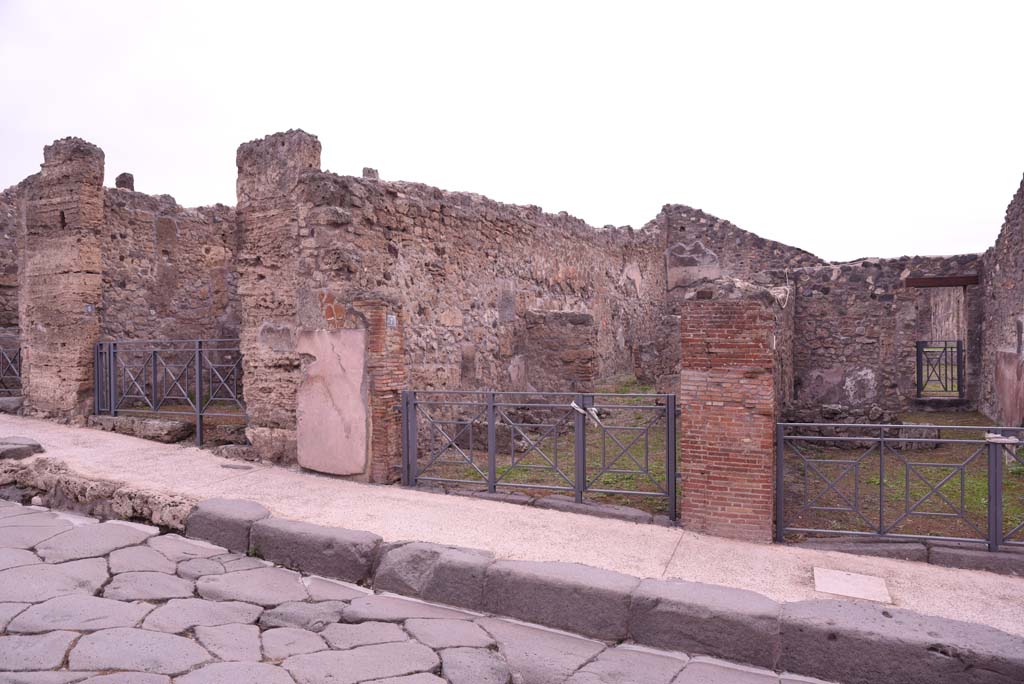 Via Stabiana, Pompeii. October 2019. Looking north-east towards entrance doorways, with I.4.7 in centre.   
Foto Tobias Busen, ERC Grant 681269 DCOR.
