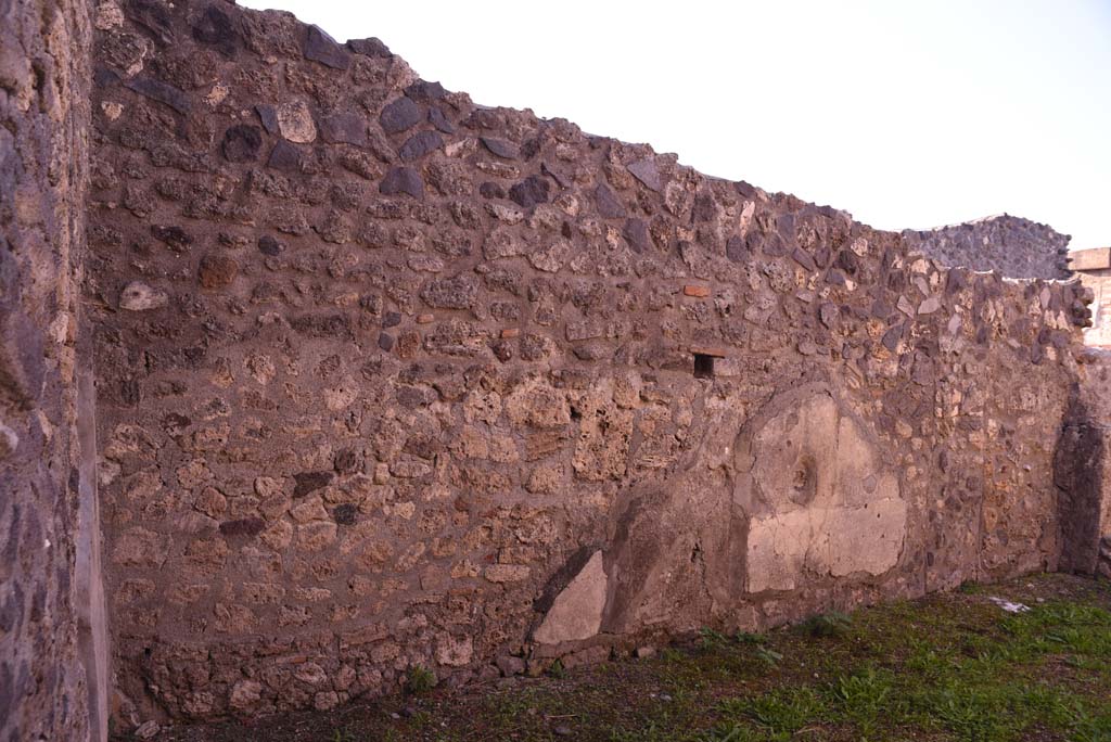 I.4.7 Pompeii. October 2019. South-east corner, on left, and south wall of triclinium.
Foto Tobias Busen, ERC Grant 681269 DCOR.

