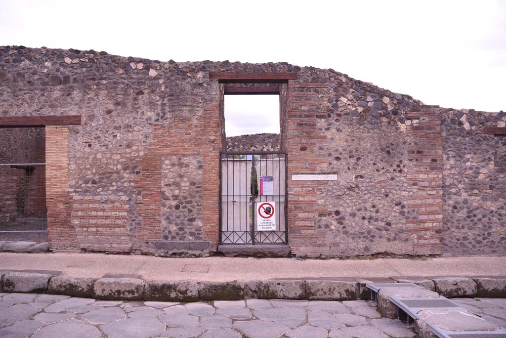 I.4.25 Pompeii. October 2019. Looking south to entrance doorway.
Foto Tobias Busen, ERC Grant 681269 DCOR.

