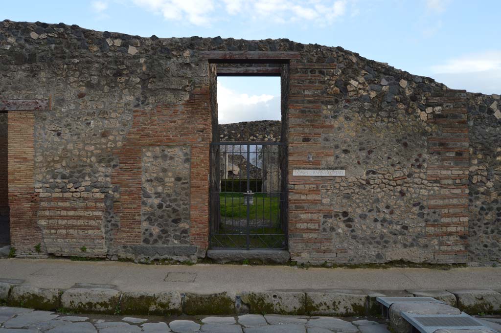 I.4.25 Pompeii. March 2018. Looking south to entrance doorway on Via dellAbbondanza.
Foto Taylor Lauritsen, ERC Grant 681269 DCOR.
