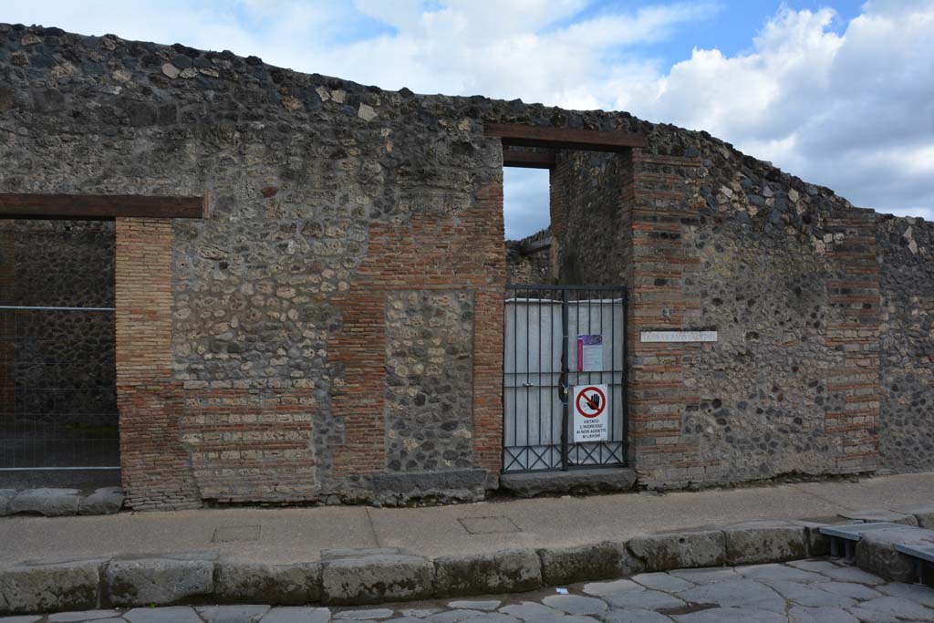 I.4.25 Pompeii. May 2019. Looking towards front faade on east side of entrance doorway.
Foto Tobias Busen, ERC Grant 681269 DCOR.
