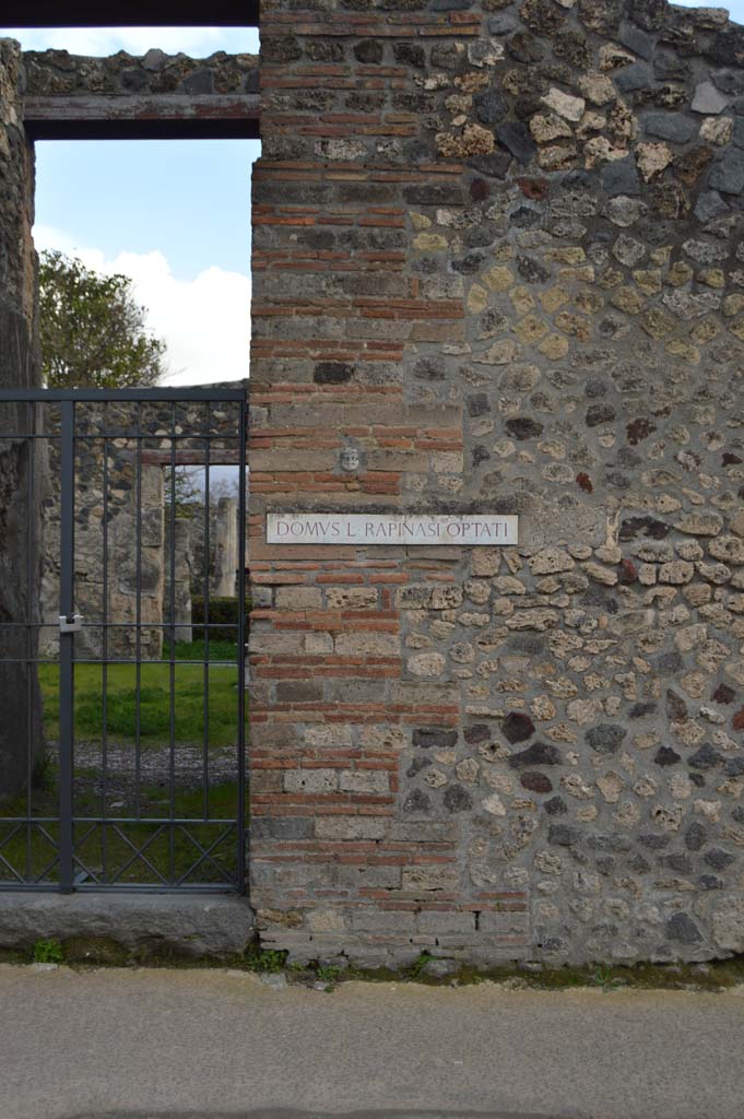 I.4.25 Pompeii. March 2018. Looking towards west side of entrance doorway.
A small face is set into the wall on the right above the name sign.
Foto Taylor Lauritsen, ERC Grant 681269 DÉCOR.

