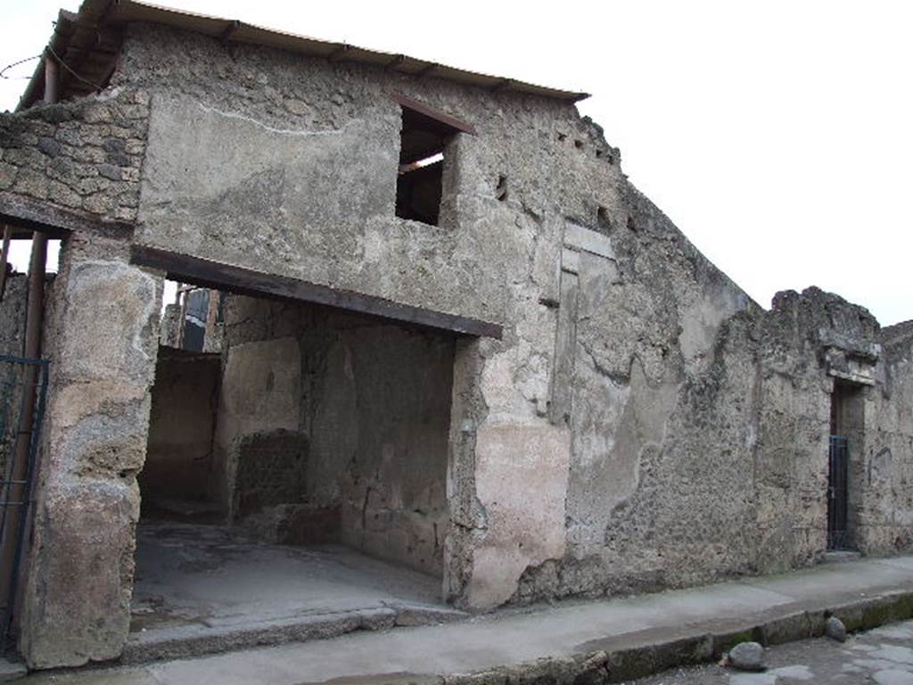 I.6.3 Pompeii. December 2006. Entrance and façade.
According to Varone and Stefani, electoral recommendations could be read on the west (right) side of the entrance doorway, when it was first excavated in 1911. These were numbered CIL IV 7146, 7142, 7144, 7148 and 7150.
See Varone, A. and Stefani, G., 2009. Titulorum Pictorum Pompeianorum, Rome: L’erma di Bretschneider, (p.54)

According to Epigraphik-Datenbank Clauss/Slaby (See www.manfredclauss.de), these are

L(ucium) Popidium Secundum
aed(ilem) d(ignum) r(ei) p(ublicae) o(ro) v(os) f(aciatis)     [CIL IV 7146]

Licinium Faustinum
aed(ilem) d(ignum) r(ei) p(ublicae) o(ro) v(os) f(aciatis)     [CIL IV 7142]

Pansam aed(ilem) d(ignum) r(ei) p(ublicae) o(ro) v(os) f(aciatis)   [CIL IV 7144]

C(aium) Calventium
Sittium Magnum IIvir(um) i(ure) d(icundo)
o(ro) v(os) f(aciatis)    [CIL IV 7148]

Severum
o(ro) v(os) f(aciatis)    [CIL IV 7150]
