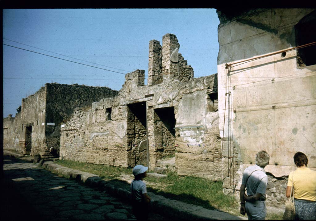 I.6.13 and I.6.14 Pompeii. Entrance doorways on north side of Vicolo del Menandro. 
Photographed 1970-79 by Gnther Einhorn, picture courtesy of his son Ralf Einhorn.
