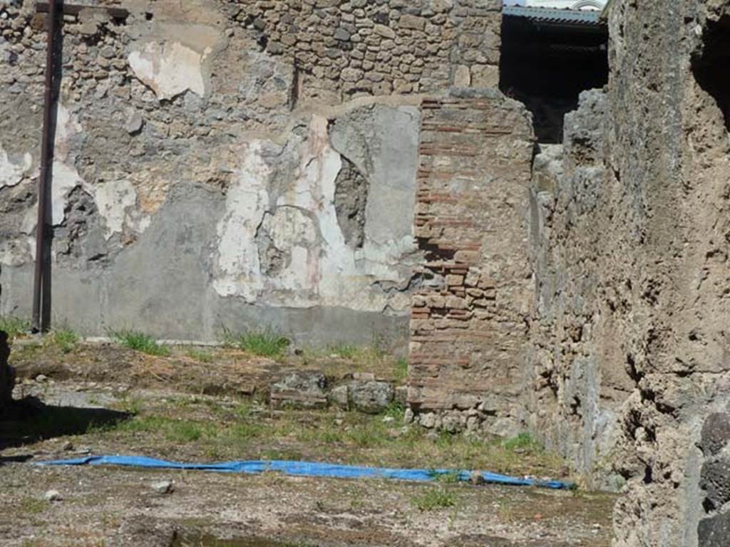 I.6.13 Pompeii. September 2015. Looking north through tablinum to remains of small garden area.