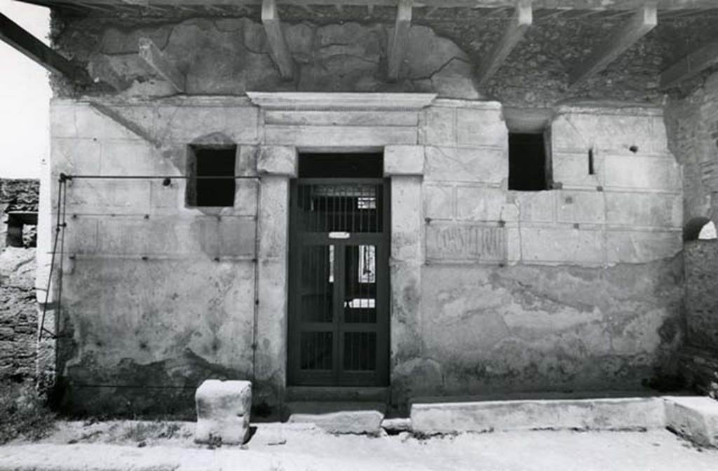 I.6.15 Pompeii. 1972. Casa dei Ceii or di Fabio e Tyranno, exterior, faade.  Photo courtesy of Anne Laidlaw.
American Academy in Rome, Photographic Archive. Laidlaw collection _P_72_4_9. 
