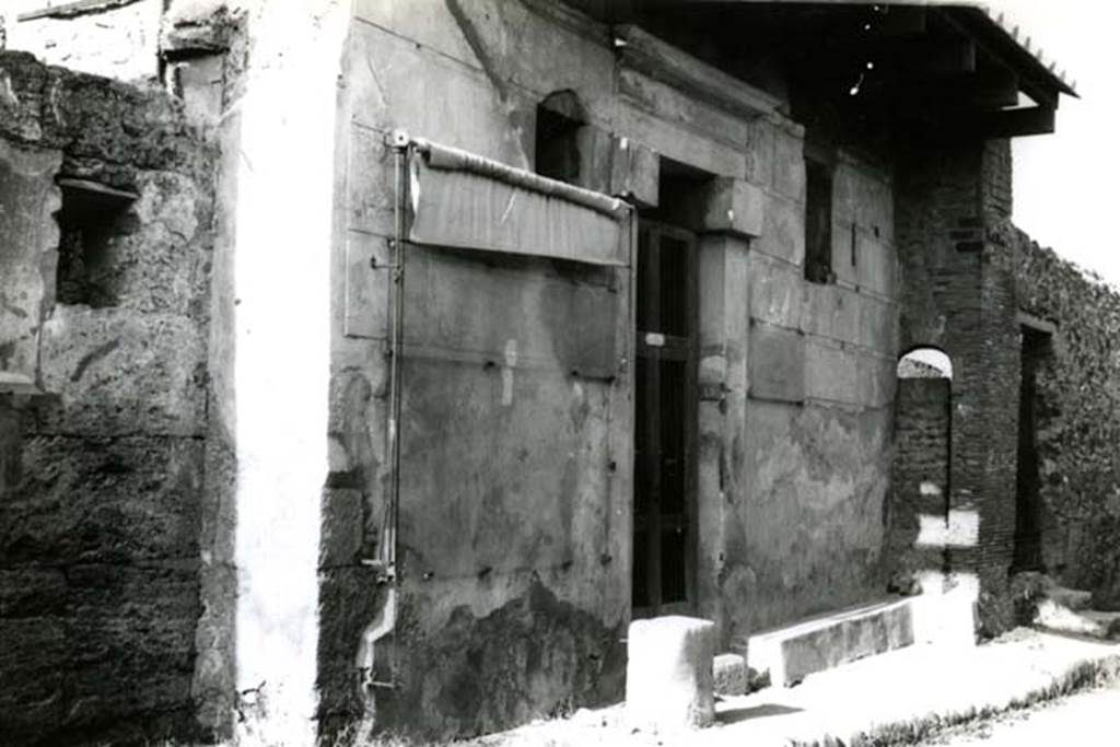 I.6.15 Pompeii. 1968.  Casa dei Ceii or di Fabio e Tyranno, faade.  Photo courtesy of Anne Laidlaw.
American Academy in Rome, Photographic Archive. Laidlaw collection _P_68_6_13. 
