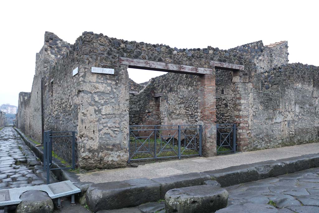I.13.4 Pompeii, on right, with I.13.5, on left. December 2018, 
Entrance doorways on south side of Via dellAbbondanza, at junction with Via di Nocera. Photo courtesy of Aude Durand.
