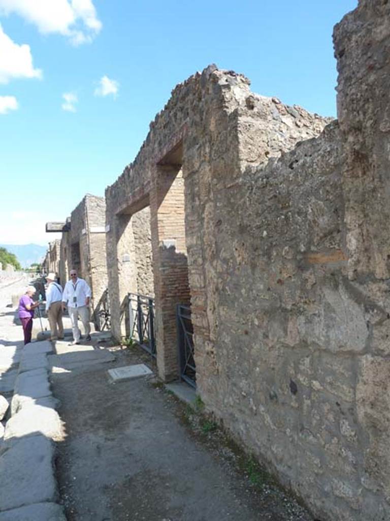 I.13.4 Pompeii, September 2015. Looking east on Via dellAbbondanza, with entrance doorway in centre.