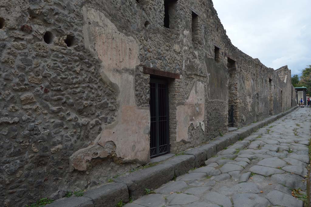 I.13.9 Pompeii. October 2017. Looking north towards entrance doorway on west side of Via di Nocera.
Foto Taylor Lauritsen, ERC Grant 681269 DCOR.

