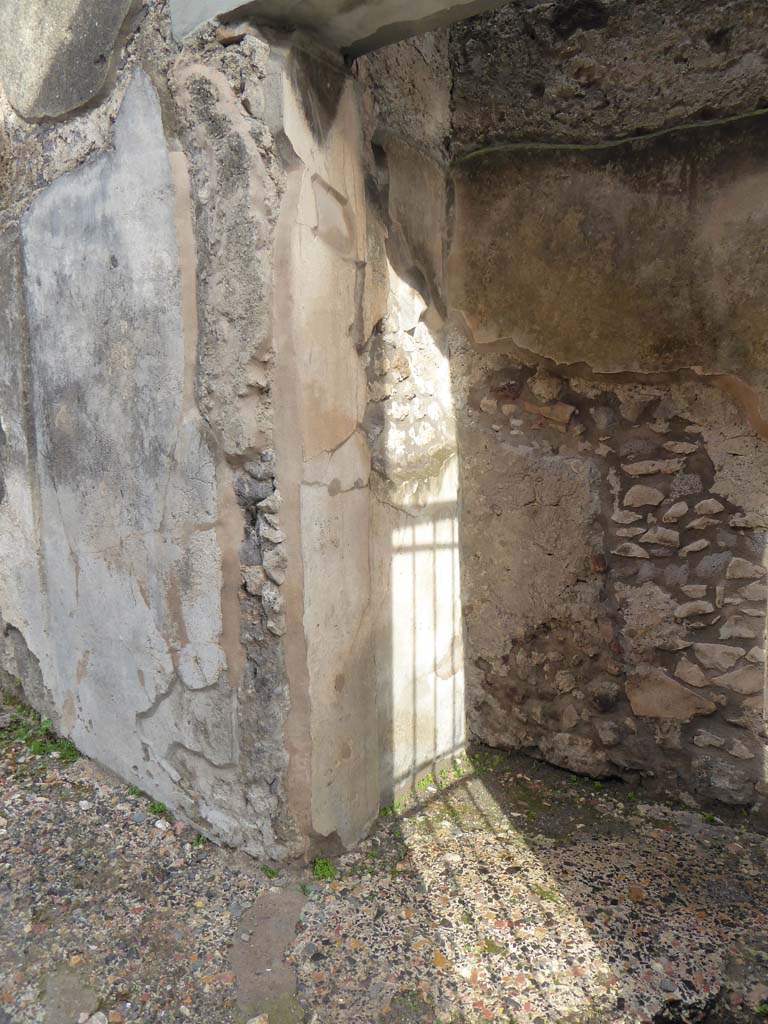 V.1.7 Pompeii. January 2017. 
Looking north-east towards north end of small room on east side of entrance corridor.
Foto Annette Haug, ERC Grant 681269 DÉCOR.


