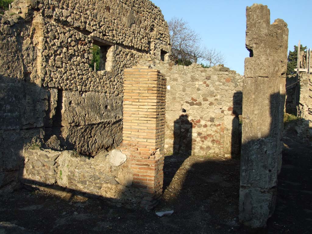 V.1.13 Pompeii. October 2023. East wall, south-east corner and south wall of rear room. Photo courtesy of Klaus Heese.