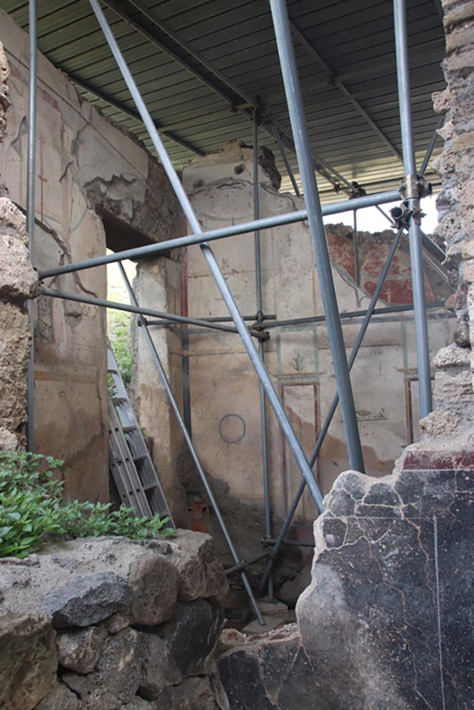 V.7.6 Pompeii. October 2023. 
Looking towards room on east side of entrance doorway. Photo courtesy of Klaus Heese. 
