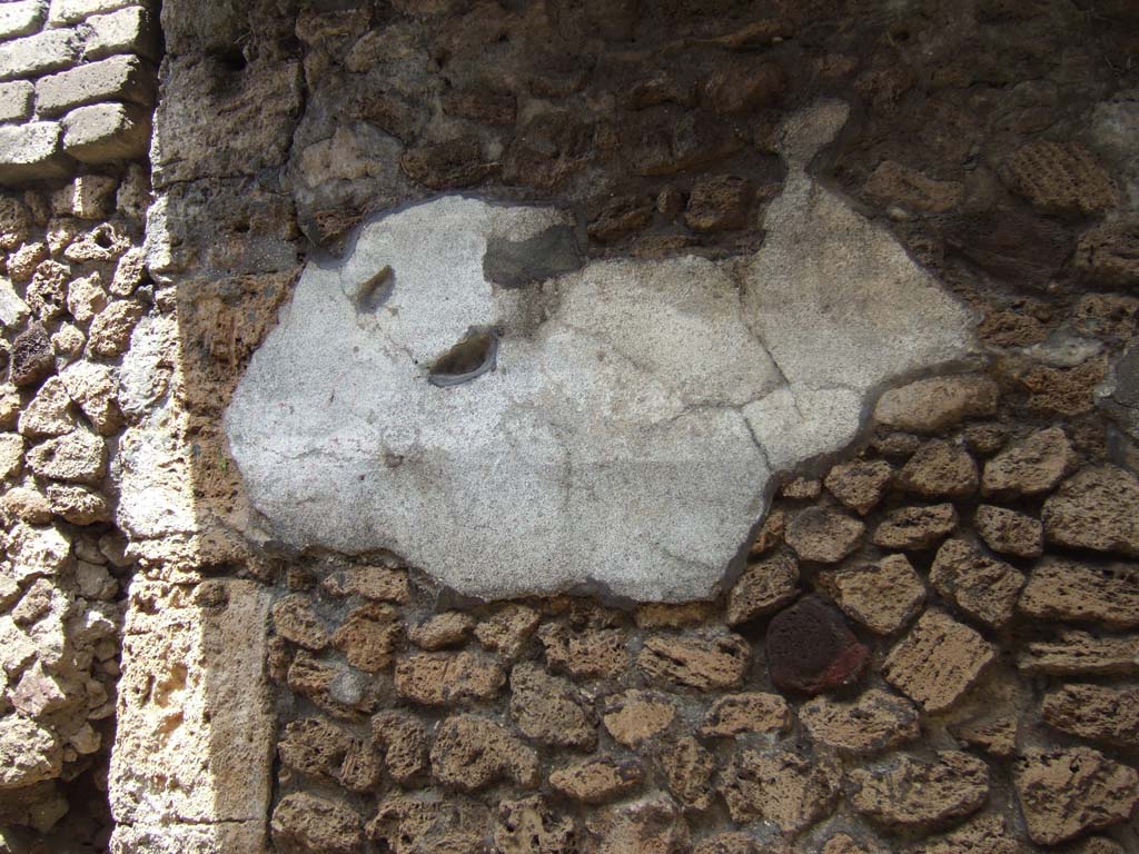 V.7.6 Pompeii. May 2006. Remains of plaster, on east side of V.7.5, between V.7.5 and 6.