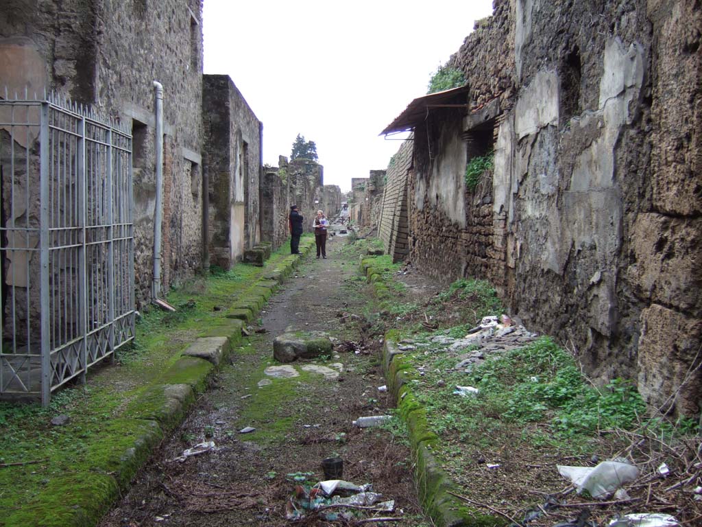 V.2.i Pompeii, on left. December 2005. Vicolo delle Nozze d’Argento looking west from near V.7.7, on right.