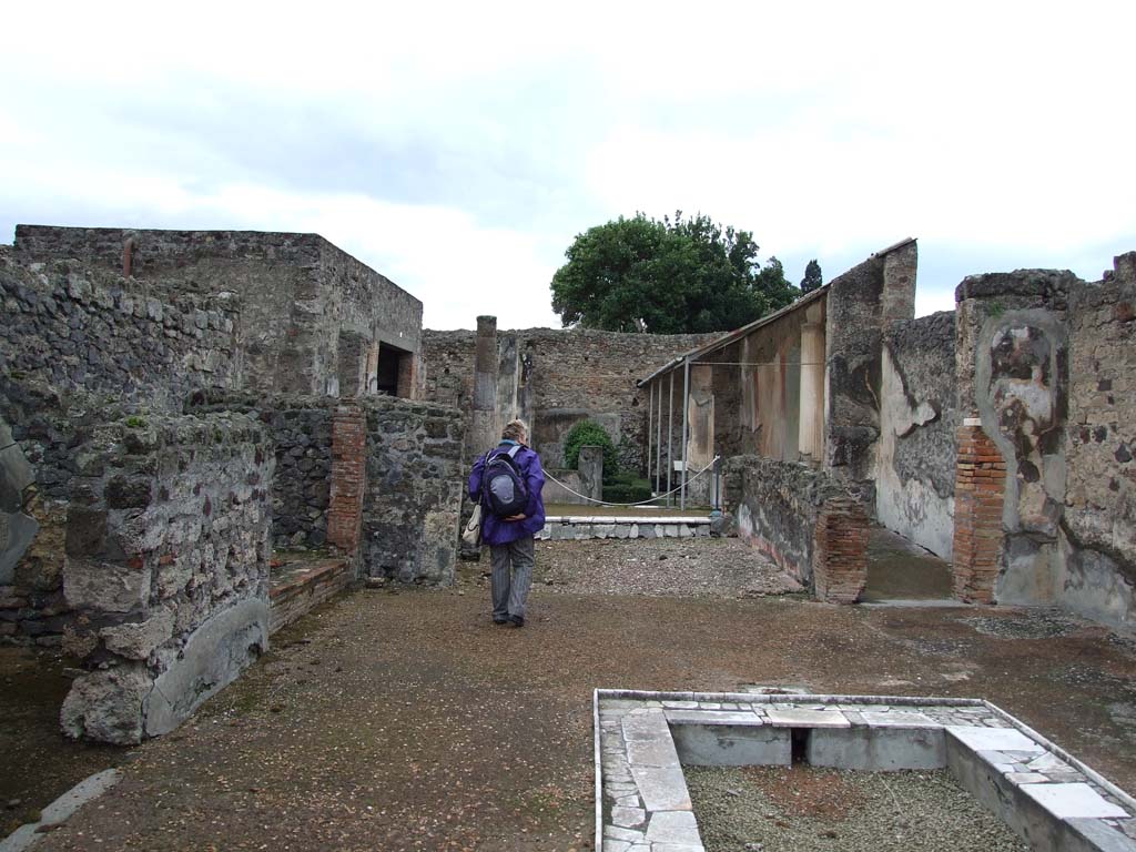 VI.7.18 Pompeii. December 2006. Looking west across atrium to tablinum and peristyle.  