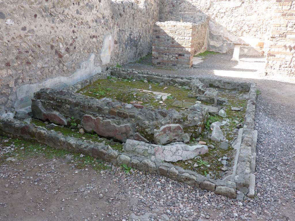 VI.7.23 Pompeii. October 2014. Looking west across remains of pyramidal fountain in courtyard on west side of tablinum.  
Foto Annette Haug, ERC Grant 681269 DCOR.
