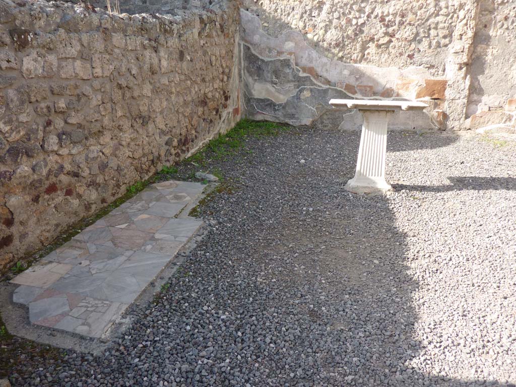 VI.7.23 Pompeii. October 2014. Looking west across triclinium with opus sectile flooring, on left, and marble table.
Foto Annette Haug, ERC Grant 681269 DCOR.
