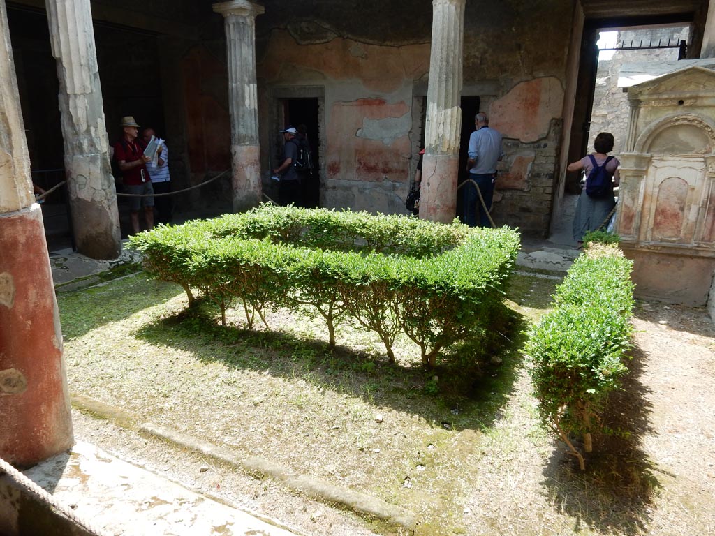 VI.8.3/5 Pompeii. May 2015. Peristyle garden, looking south-west. Photo courtesy of Buzz Ferebee.