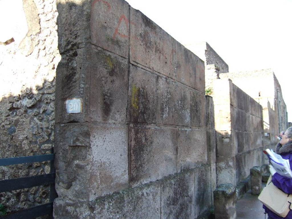 VI.8.20 Pompeii, and outside wall leading to VI.8.21.  December 2005.
Graffiti found in June 1826 on the right hand side of the entrance, were 
[Hyp]saeum quinq(uennalem)
d(ignum) r(ei) p(ublicae) vicini volunt    [CIL IV 193]
Casellium aed(ilem) o(ro) v(os) f(aciatis)    [CIL IV 194]
Also found in June 1826 on the wall that followed the fullonica, written in black, were 
C(aium) Gavium Rufum IIvir(um) i(ure) d(icundo) o(ro) v(os) f(aciatis)     [CIL IV 198]
M(arcum) Holconium Priscum    [CIL IV 199]
L(ucium) Veranium Hypsaeum
quinq(uennalem) o(ro) v(os) f(aciatis)    [CIL IV 200]
Celsum aed(ilem)
o(ro) v(os) f(aciatis)    [CIL IV 201]
See Pagano, M. and Prisciandaro, R., 2006. Studio sulle provenienze degli oggetti rinvenuti negli scavi borbonici del regno di Napoli.  Naples : Nicola Longobardi. (p. 135)  PAH II, 160; III, 69;  PAH II, 165; III, 71.
According to Varone and Stefani, CIL IV 30 was also found on this wall, and is still partially conserved, see also description on photo below.
See Varone, A. and Stefani, G., 2009. Titulorum Pictorum Pompeianorum, Rome: Lerma di Bretschneider, (p.319)
According to Epigraphik-Datenbank Clauss/Slaby (See www.manfredclauss.de), this read as 
Q(uintum) Caecil(ium) q(uaestorem) v(irum) b(onum) et [3] be[nef]icum       [CIL IV 30]

