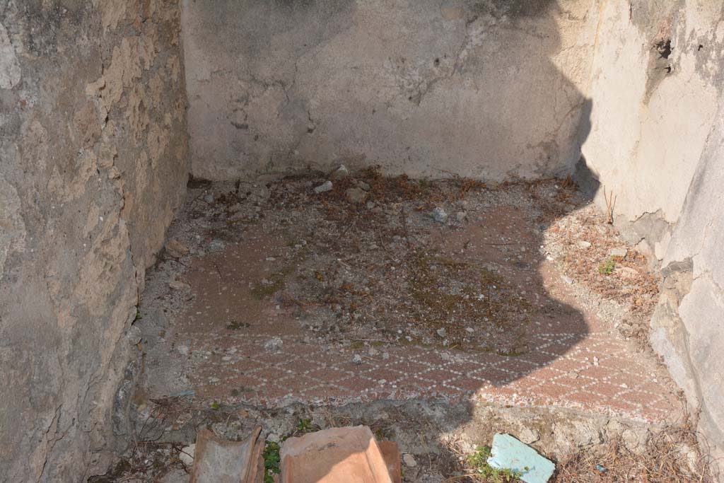 VI.9.3 Pompeii. September 2019. Room 5A, flooring at west end in alcove.
Foto Annette Haug, ERC Grant 681269 DÉCOR.

