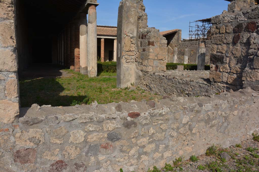 VI.11.9 Pompeii. October 2017. Room 3, atrium, looking north into peristyle area across window of room 38.
Foto Annette Haug, ERC Grant 681269 DCOR

