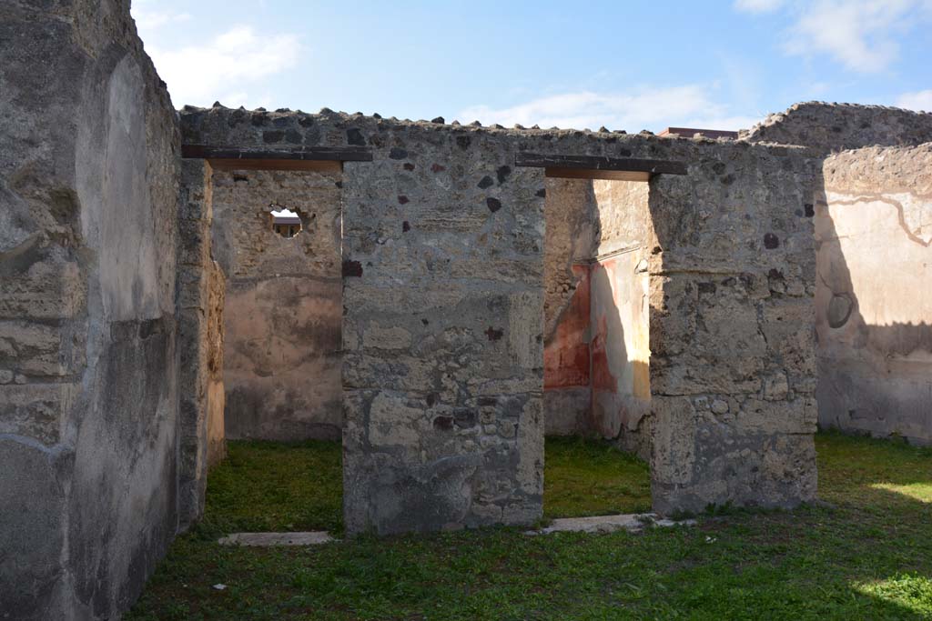 VI.11.9 Pompeii. October 2017. Room 3, looking at doorways to rooms 4, 6 and 7, on west side of atrium.
Foto Annette Haug, ERC Grant 681269 DCOR

