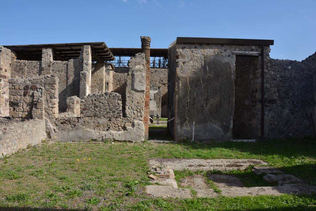 VI.11.9 Pompeii. October 2017.  Atrium 3, looking across impluvium towards north-east corner and east side.
Foto Annette Haug, ERC Grant 681269 DCOR
