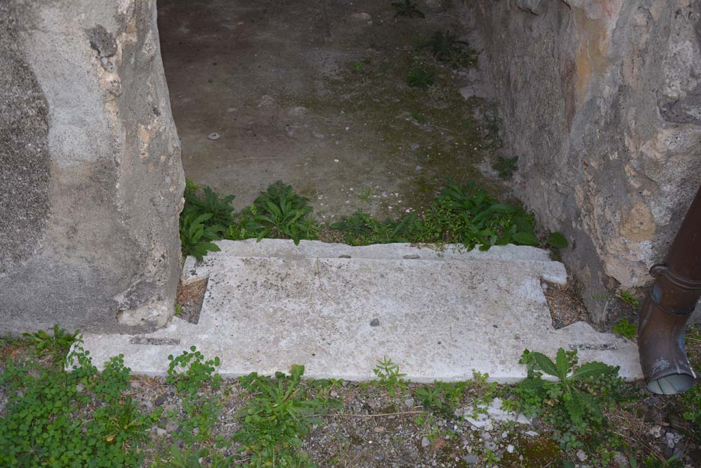VI.11.9 Pompeii. October 2017. Room 29, doorway threshold looking east from atrium of VI.11.9.
Foto Annette Haug, ERC Grant 681269 DCOR

