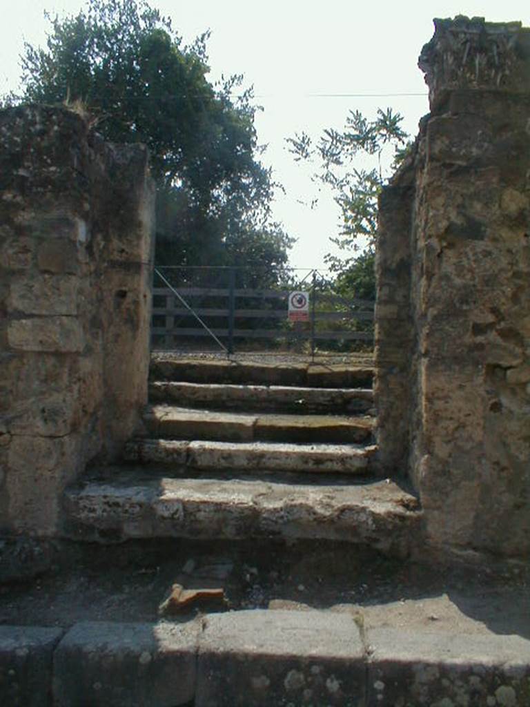 VI.17.13 Pompeii. September 2004. Entrance doorway with Corinthian capital on north side.
