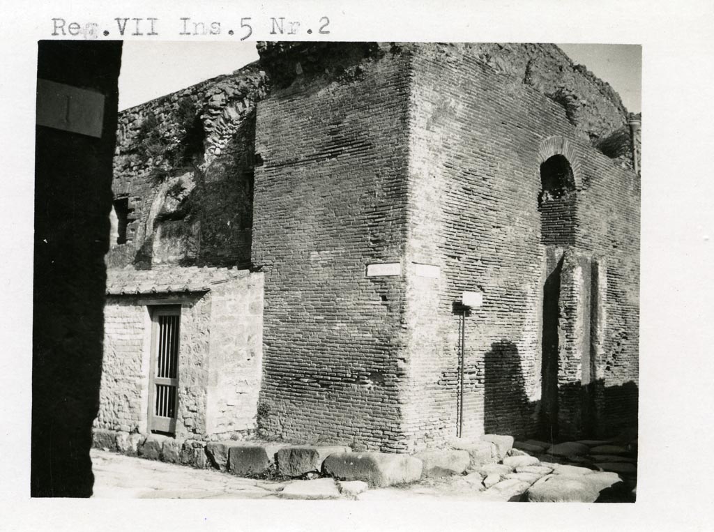 VII.5.8 Pompeii, but shown on photo as VII.5.2. Pre-1937-39. Looking south-east on Via delle Terme.
Photo courtesy of American Academy in Rome, Photographic Archive. Warsher collection no. 1183.
