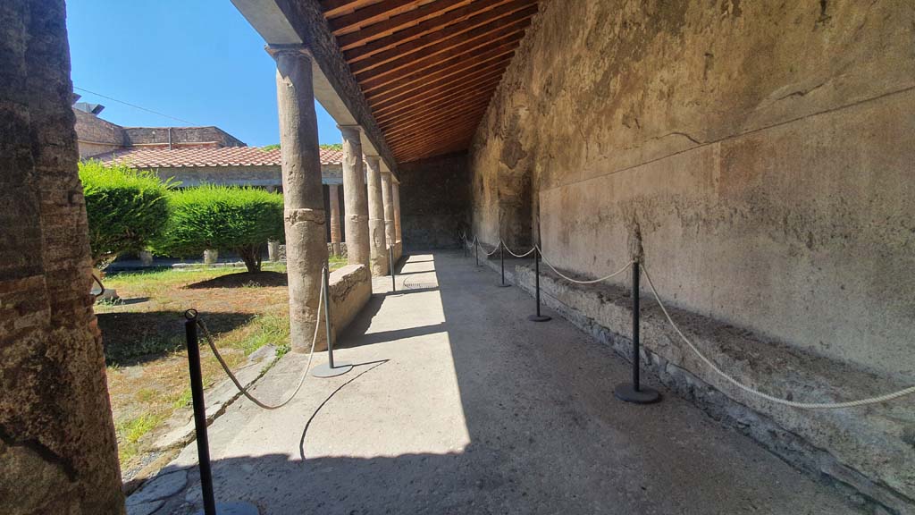 VII.5.24 Pompeii. August 2021. Looking west along north portico (7). On the right are stone benches (8).  
Foto Annette Haug, ERC Grant 681269 DÉCOR.

