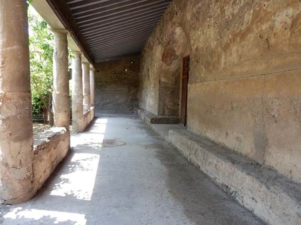 VII.5.24 Pompeii. May 2015. Looking west along north portico (7). Photo courtesy of Buzz Ferebee.
